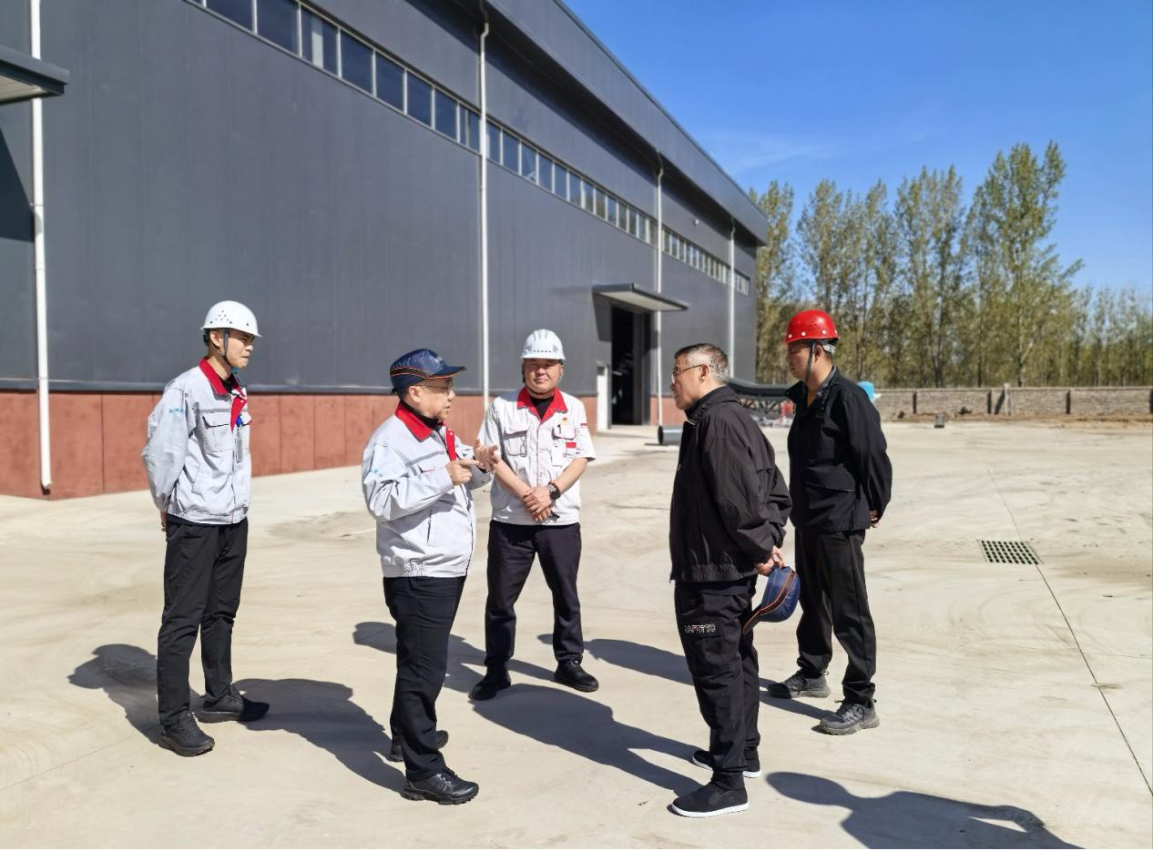 筑牢安全防線 情暖堅(jiān)守初心 ——華翔集團(tuán)黨委書(shū)記、董事長(zhǎng)王春翔深入工廠開(kāi)展慰問(wèn)巡查工作